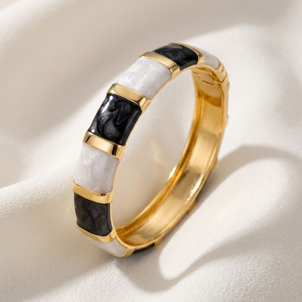 Black-and-white-enamel-bangle-bracelet دستبند النگویی پهن مجلسی قفلدار با پایه طلایی و قطعات میناکاری شده طرح سنگ مرمر سیاه و سفید