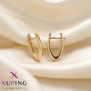 یک جفت گوشواره حلقه‌ای کوچک و مینیمال طلایی رنگ با طراحی هندسی V شکل (زاویه‌دار) برند ژوپینگ که روی پارچه حریر روشن قرار گرفته است